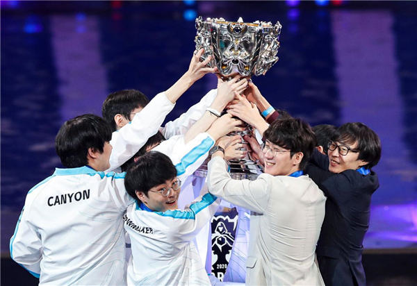 又是今天吗？Shanks在马路中间回城送出大礼，EDG惊险先下一城